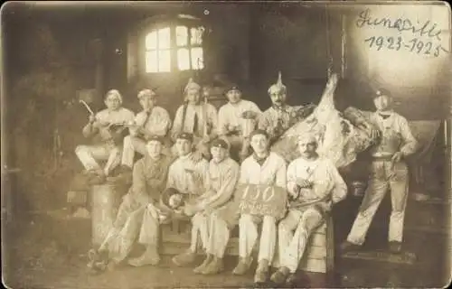 Foto Ak Lunéville Meurthe et Moselle, Gruppenbild der Soldaten, Köche, Fleisch abgehangen, Metzger