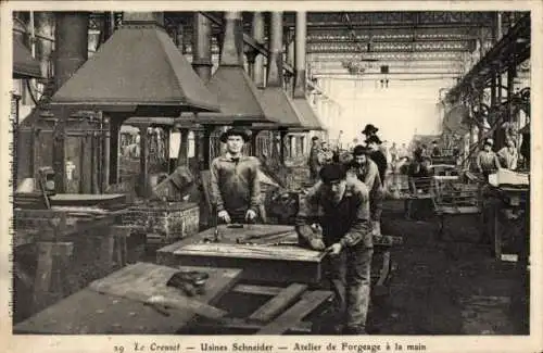 Ak Le Creusot Saône et Loire, Usines Schneider, Atelier de Forgeage a la main