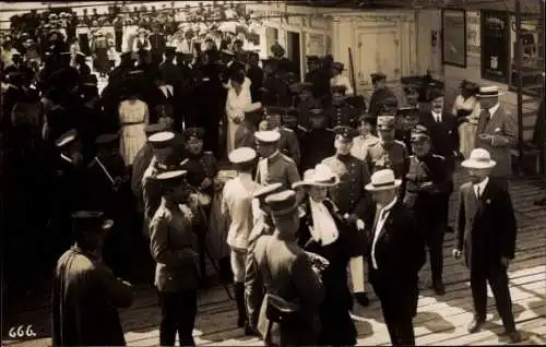 Foto Ak Rückführung deutscher Gefangener aus der Schweiz, Deutsche Soldaten in Uniformen