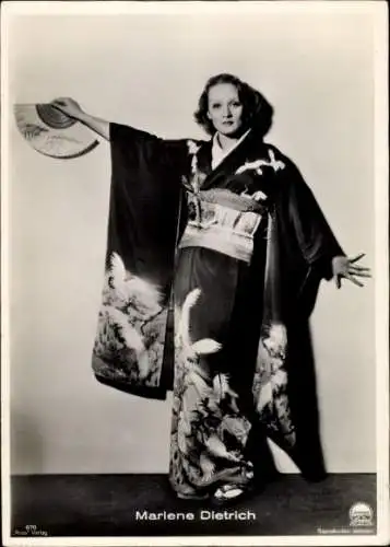 Ak Schauspielerin und Sängerin Marlene Dietrich, Portrait im Kimono