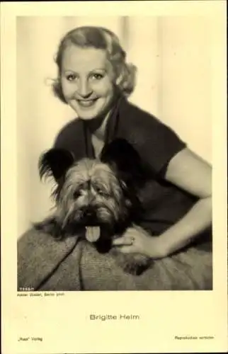 Ak Schauspielerin Brigitte Helm, Portrait mit Hund