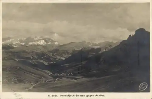 Ak Südtirol Italien, Pordoijoch Straße gegen Arabba