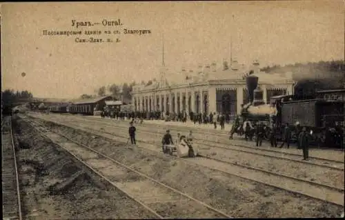 Ak Slatoust Russland, Bahnhof, Gleisseite, Dampflok