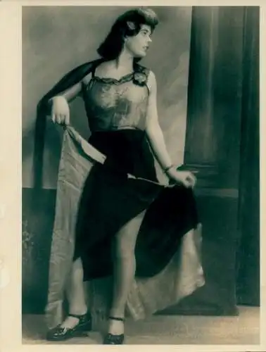 Foto Erotik, Frau im Kleid, Schwarzhaarig, Standportrait