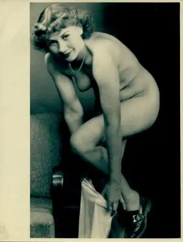 Foto Erotik, Frauenakt, Barbusig, Nackt, Blond, Busen, zieht sich aus, Kette, Standportrait