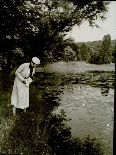 Foto Paul Wolff, Mettlach im Saarland, Bochscher Garten, Frau beobachtet See und Seerosen