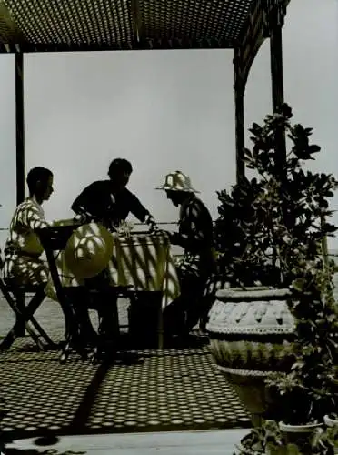 Foto Paul Wolff, Napoli Neapel Campania, Mann und Frau zu Tisch, Kellnerin, Urlaub