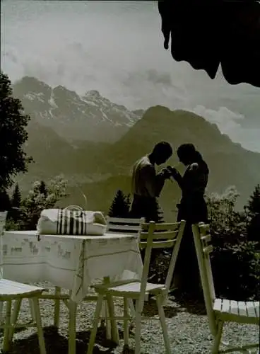 Foto Paul Wolff, Kanton Obwalden, Brünigpass, Ehepaar im Urlaub, Gebirsgpartie, Tisch, Reisetasche