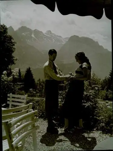 Foto Paul Wolff, Kanton Obwalden, Brünigpass, Ehepaar im Urlaub, Gebirsgpartie, Tisch, Reisetasche