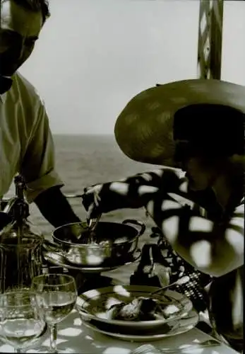 Foto Paul Wolff, Napoli Neapel Campania, Frau zu Tisch, Urlaub, Spaghetti, Kellner, Meeresblick