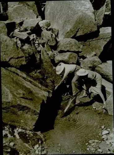 Foto Paul Wolff, Ehepaar im Urlaub, Quelle, Felsen