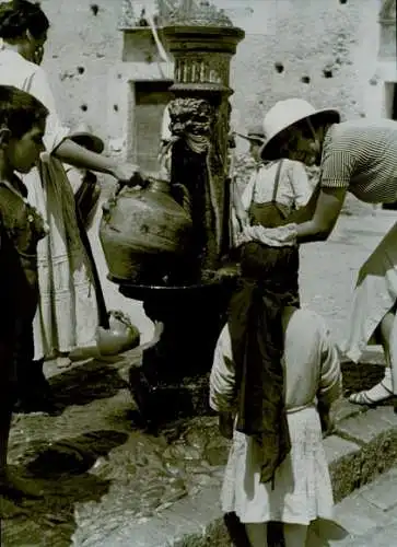 Foto Paul Wolff, Frau wäscht sich die Hände an einem Brunnen, Kinder, Urlaub