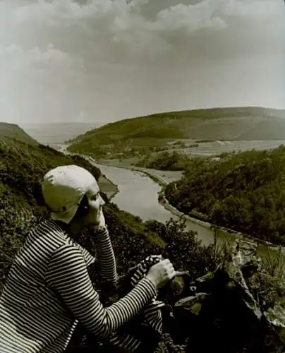 Foto Paul Wolff, Mettlach im Saarland, Frau schaut auf Saar unterhalb der Burg Montclair