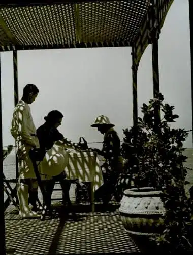 Foto Paul Wolff, Napoli Neapel Campania, Ehepaar zu Tisch, Urlaub, Kellnerin, Meeresblick