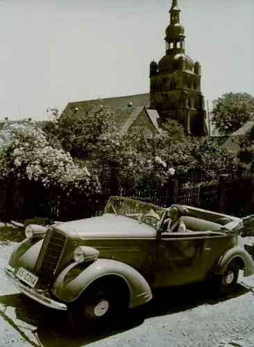 Foto Paul Wolff, Tholey im Saarland, Ehepaar in einem Auto, Urlaub, Abteikirche