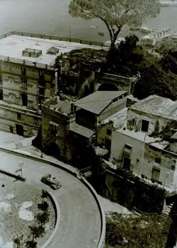 Foto Paul Wolff, Sorrento Campania, Straßenpartie, Ehepaar im Urlaub mit Auto, Vogelschau