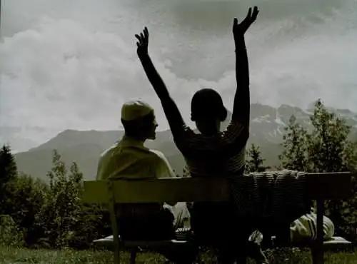 Foto Paul Wolff, Kanton Obwalden, Brünigpass, Ehepaar im Urlaub auf einer Bank, Gebirgspartie