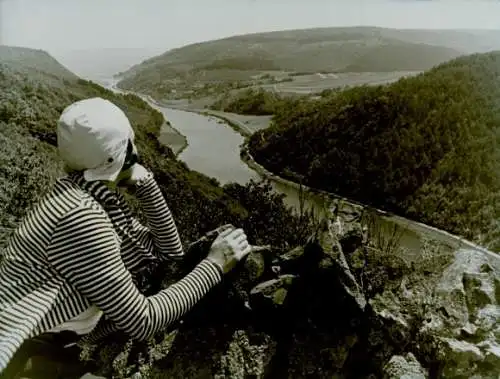 Foto Paul Wolff, Mettlach im Saarland, Frau schaut auf die Saar von der Burg Montclair