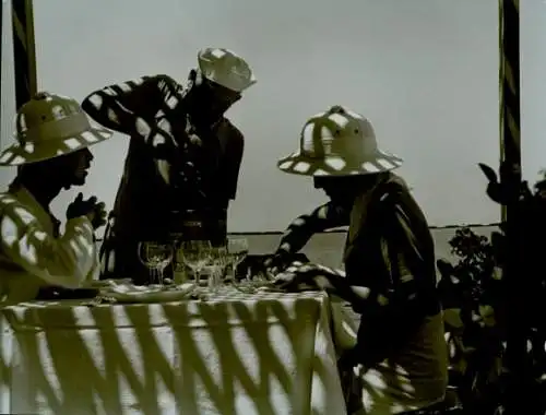 Foto Paul Wolff, Napoli Neapel Campania, Ehepaar zu Tisch, Kellner öffnet Wein, Urlaub, Meeresblick