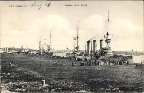 Ak Świnoujście Swinemünde Pommern, Marine beim Spiel