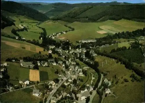 Ak Westfeld Schmallenberg im Sauerland, Fliegeraufnahme vom Ort, Gasthof Schneider