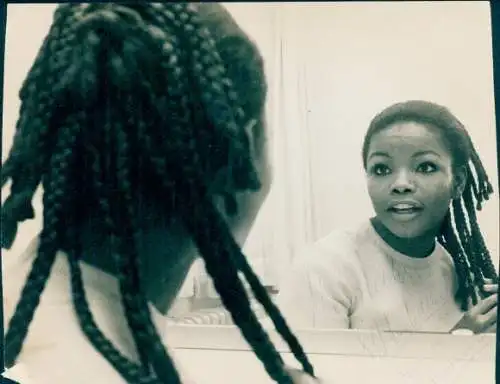 Foto Portrait einer Künstlerin, Spiegel, Autogramm