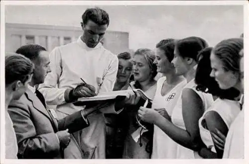 Sammelbild Olympia 1936, Fechter Giulio Gaudini gibt deutschen Turnerinnen Autogramme