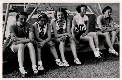 Sammelbild Olympia 1936, Hürdenläuferinnen warten auf Ergebnis der Zielphotographie