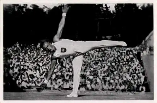 Sammelbild Olympia 1936, Olympiasieger Alfred Schwarzmann bei einer Standwaage