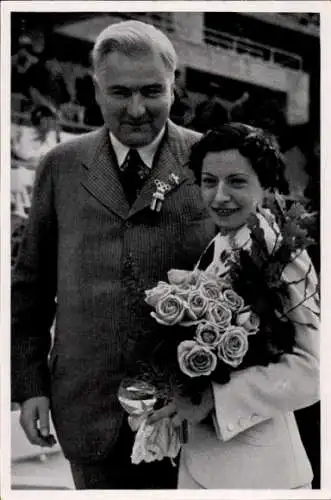 Sammelbild Olympia 1936, Florettfechterin Ilona Elek Schacherer mit ihrem Vater