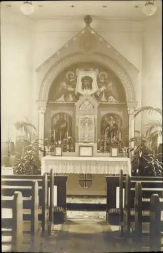 Foto Ak Innenansicht einer Kirche, Altar, Jesusbildnis