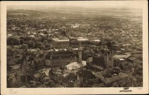 Ak Braunschweig, Stadtmitte, Dom, Burg, Neues Rathaus, Fliegeraufnahme