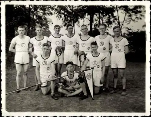 Foto Ak Sportmannschaft in Trikots, Gruppenbild, Siegerkränze