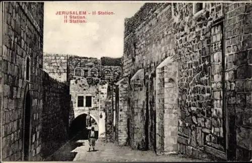 Ak Jerusalem Israel, II. Station, Mann steht in Straße