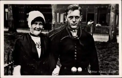 Ak Urk Flevoland Niederlande, Paar in Tracht