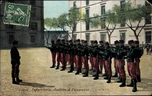 Ak Französische Soldaten, Infanterie beim Exerzieren