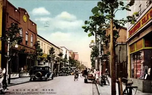 Ak Yokohama Japan, Strassenansicht, alte Autos, Geschäfte, Radfahrer