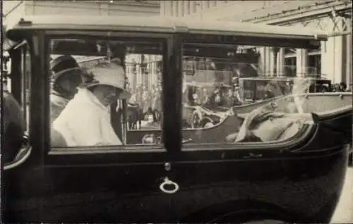 Foto Ak Königin Wilhelmina der Niederlande, im Automobil, 5. August 1926