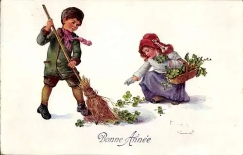 Künstler Ak Glückwunsch Neujahr, Junge fegt Kleeblätter zusammen, Mädchen