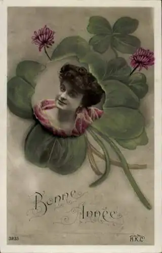 Ak Glückwunsch Neujahr, Frauenportrait in einem Kleeblatt