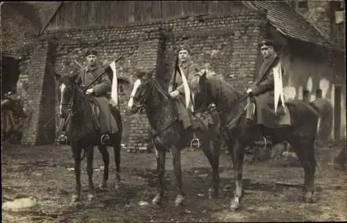 Foto Ak Deutsche Soldaten in Uniformen auf Pferden mit Standarten