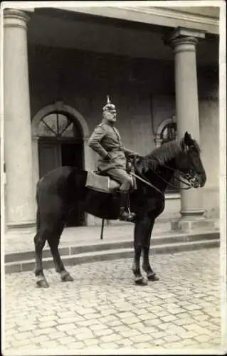 Foto Ak Deutscher Soldat in Uniform auf einem Pferd, Pickelhaube
