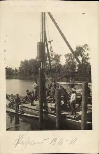 Foto Ak Deutsche Soldaten in Uniformen, Pioniere mit Holz-Ramme beim Brückenbau, I WK