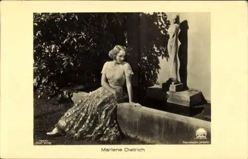 Ak Schauspielerin Marlene Dietrich, Portrait