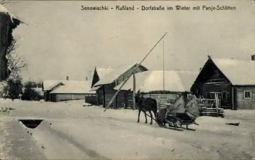 Ak Senowischki Russland, Dorfstraße im Winter, Schlitten