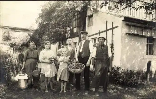 Foto Ak Grüngräbchen Schwepnitz in der Lausitz, Personen in einem Garten vor einem Bauernhaus 1926