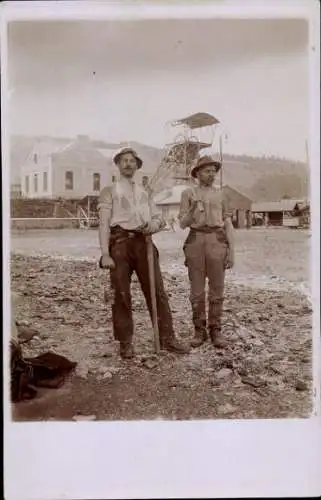 Foto Ak Zwei Bergleute mit Werkzeug
