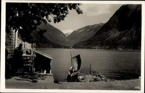 Ak Norwegen, Gebäude am Ufer, Fjord, Berge
