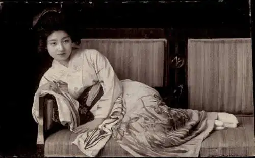 Foto Japanerin im Kimono auf einem Sofa liegend, Portrait