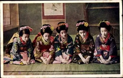 Ak Japan, Fünf Japanerinnen in traditionellen Trachten, Kimono